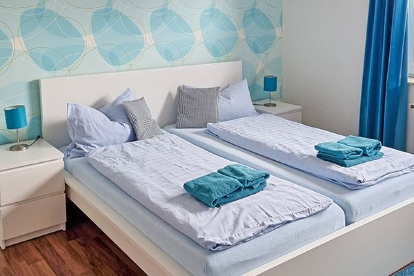 Ferienwohnung Femma: Doppelbett in einem Schlafzimmer